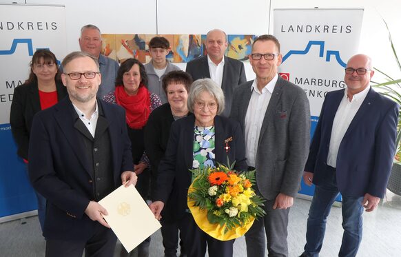 Landrat Jens Womelsdorf, Helga Hübener mit Angehörigen und Anregern der Auszeichnung