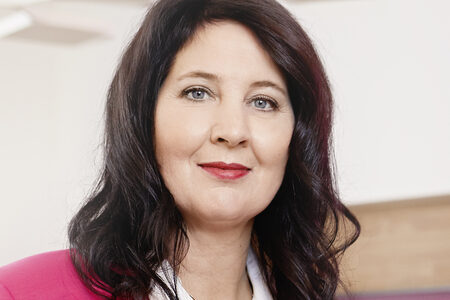 Bild PM 057/2023: Portraitfoto Sabine Frieg
