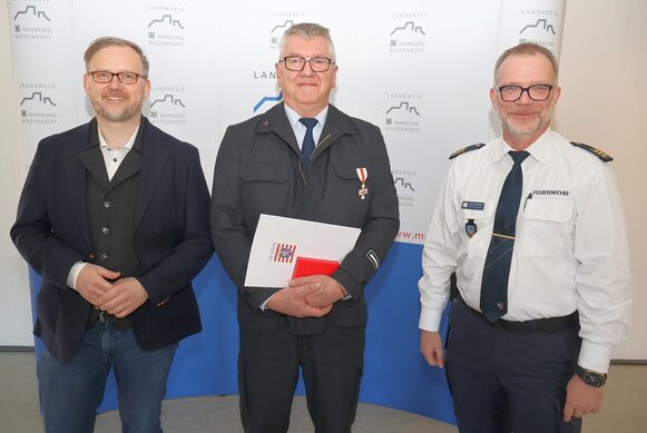 Landrat Jens Womelsdorf (li.), Klaus Becker (Mitte) und Kreisbrandinspektor Lars Schäfer