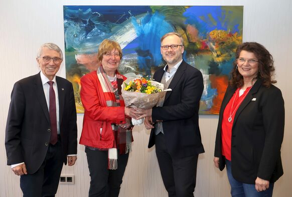 Bedankten sich bei Karin Eisenack (2.v.l.) für 20 Jahre Ehrenamt: Kreistagsvorsitzender Detlef Ruffert (l.), Landrat Jens Womelsdorf und Birgit Johnen, Mitarbeiterin des Gesundheitsamtes.