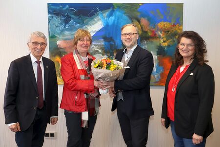 Bedankten sich bei Karin Eisenack (2.v.l.) für 20 Jahre Ehrenamt: Kreistagsvorsitzender Detlef Ruffert (l.), Landrat Jens Womelsdorf und Birgit Johnen, Mitarbeiterin des Gesundheitsamtes.