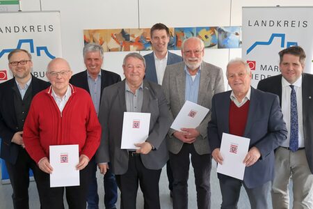 Landrat Jens Womelsdorf, Erwin Findt, Walter Horn, Erster Beigeordneter der Gemeinde Fronhausen, Günter Majewski, der Bürgermeister der Gemeinde Lahntal , Carsten Laukel, Thomas Meyer-Bairam, Reinhard Lauer und der Erste Kreisbeigeordnete Marian Zachow (v.l.).