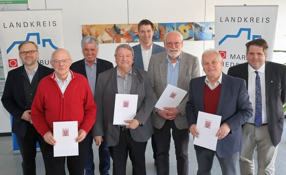 Landrat Jens Womelsdorf, Erwin Findt, Walter Horn, Erster Beigeordneter der Gemeinde Fronhausen, Günter Majewski, der Bürgermeister der Gemeinde Lahntal , Carsten Laukel, Thomas Meyer-Bairam, Reinhard Lauer und der Erste Kreisbeigeordnete Marian Zachow (v.l.).