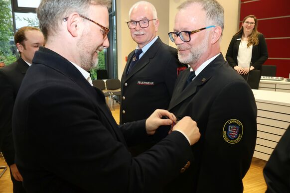 Landrat Jens Womelsdorf bei der Überreichung einer Auszeichnung