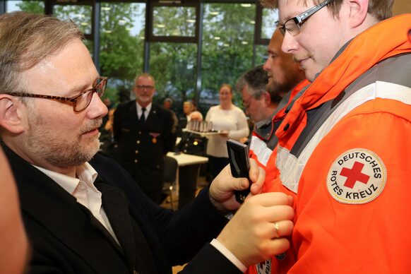 Landrat Womelsdorf und ein Mitglied des DRK-Kreisverbandes Marburg-Gießen