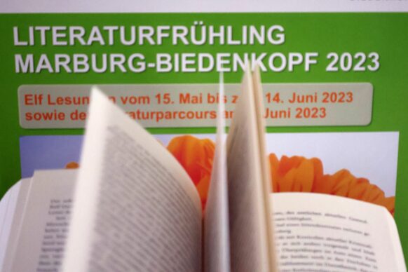 Themenbild Literaturfrühling, aufgeschlagenes Buch