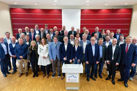 Gruppenbild: Vertreterinnen und Vertreter des Kreises, der Kommunen und der Wirtschaft