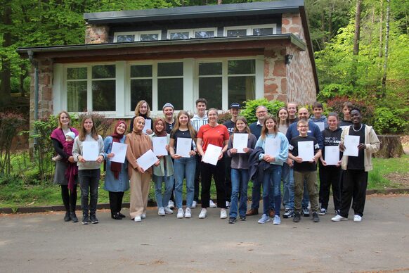 Gruppenbild der neuen Jugendleiterinnen und Jugendleiter mit ihren Zertifikaten