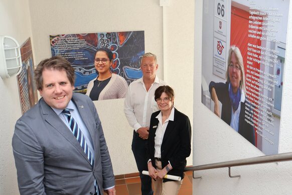 Der Erste Kreisbeigeordnete Marian Zachow, Thomas Gebauer und Andrea Martin, Leiterin des Fachbereiches Integration und Arbeit, bei der Ausstellungseröffnung im KreisJobCenter