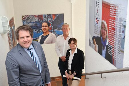 Der Erste Kreisbeigeordnete Marian Zachow, Thomas Gebauer und Andrea Martin, Leiterin des Fachbereiches Integration und Arbeit, bei der Ausstellungseröffnung im KreisJobCenter