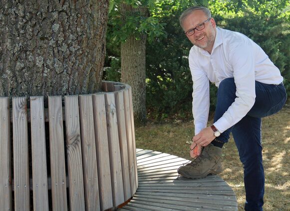 Landrat Jens Womelsdorf schnürt Wanderschuhe