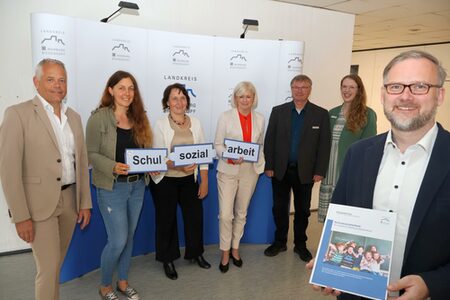 Gruppenbild der beteiligten Akteure "Schulsozialarbeit" im Landkreis Marburg-Biedenkopf