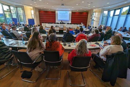 Teilnehmer und Teilnehmerinnen der Ehrenamtskonferenz im Sitzungssaal des Kreishauses in Marburg