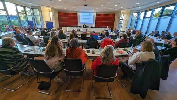 Teilnehmer und Teilnehmerinnen der Ehrenamtskonferenz im Sitzungssaal des Kreishauses in Marburg
