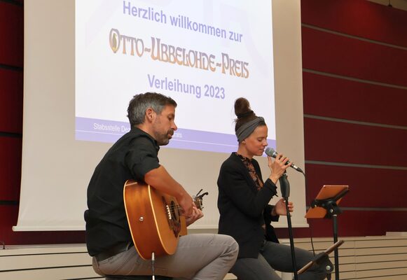 Milena Lenz (Gesang) und Armin Seibert (Gitarre)