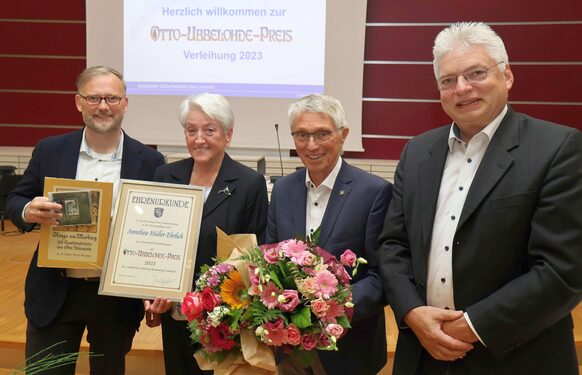 Landrat Jens Womelsdorf (li.), der Kreistagsvorsitzende Detlef Ruffert (3.v.l.) und Armin Becker (Stadtrat Gladenbach) bei der Verleihung des Otto-Ubbelohde-Preises an Anneliese Müller-Ehrlich aus Gladenbach-Weidenhausen.