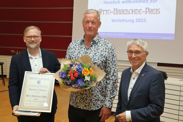 Landrat Jens Womelsdorf (li.) und der Kreistagsvorsitzende Detlef Ruffert (re.) verleihen den Otto-Ubbelohde-Preis an Thomas Gebauer aus Marburg.