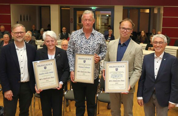 Landrat Jens Womelsdorf (li.) und der Kreistagsvorsitzende Detlef Ruffert (re.) zeichneten Anneliese Müller-Ehrlich, Thomas Gebauer und Guido Schreiner als Vertreter für den Heimatverein Engelbach (v.li.) mit dem Otto-Ubbelohde-Preis des Landkreises Marburg-Biedenkopf aus.