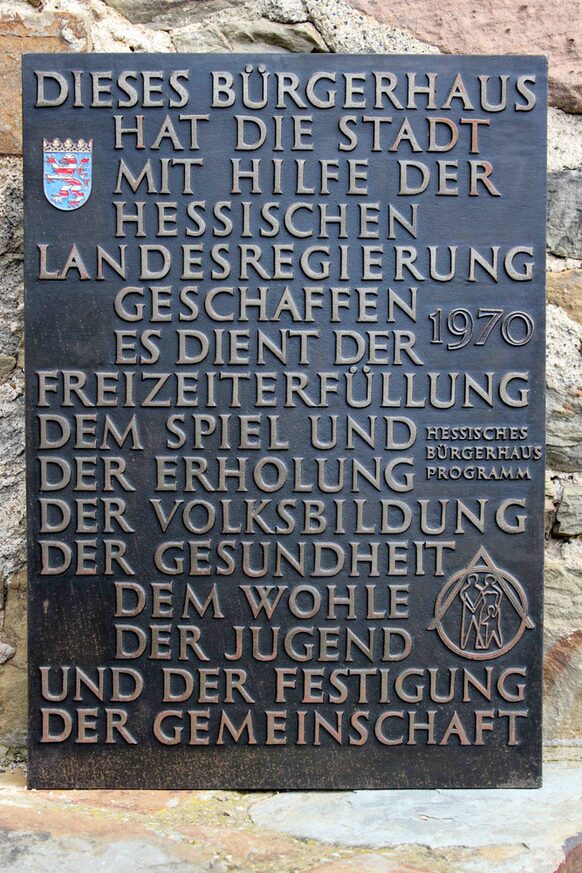 Eine Gedenktafel, die im Bürgerhaus in Biedenkopf hing