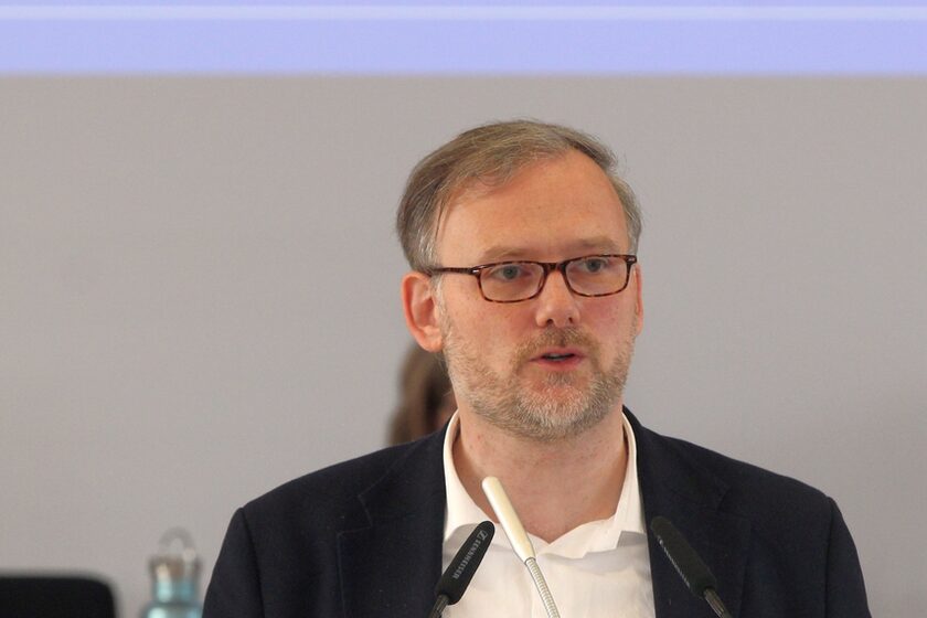 Foto zur Pressemitteilung 389/2023 - Landrat Jens Womelsdorf am Rednerpult