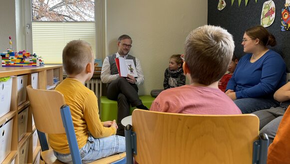 Foto zur Pressemitteilung 390/2023 – Landrat Jens Womelsdorf beim Vorlesetag in einer Schule