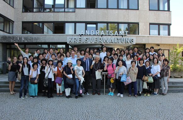 63 japanische Märchenforscher entdeckten im Landratsamt die Illustrationen von Otto Ubbelohde. Vor wenigen Wochen hat das Land Hessen die Zeichnungen zu den Märchen der Brüder Grimm als national wertvolles Kulturgut anerkannt.