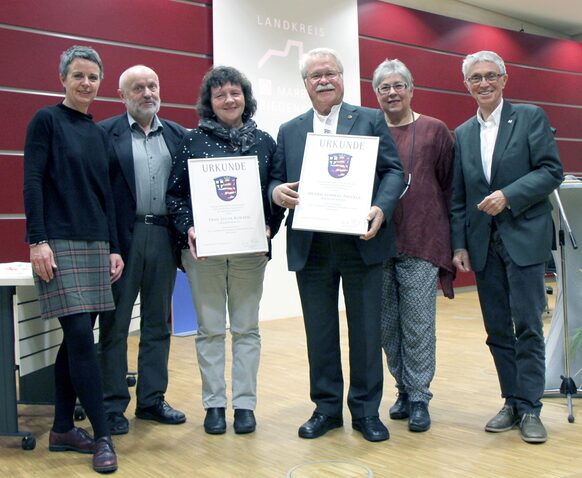 Die ersten Preisträger des Sozialpreises, Lucia Korzen und Ludwig Pigulla, freuten sich gemeinsam mit ihren Ehepartnern Manfred Korzen und Agnes Pigulla sowie Landrätin Kirsten Fründt und Kreistagsvorsitzender Detlef Ruffert über ihre Auszeichnung.