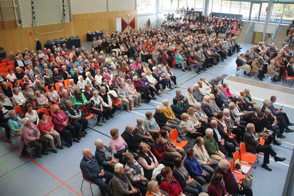 Blick in die Hinterlandhalle mit den Gästen des Kreisseniorennachmittag