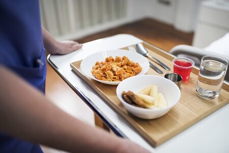 Tablett mit Essen in einer Pflegeeinrichtung