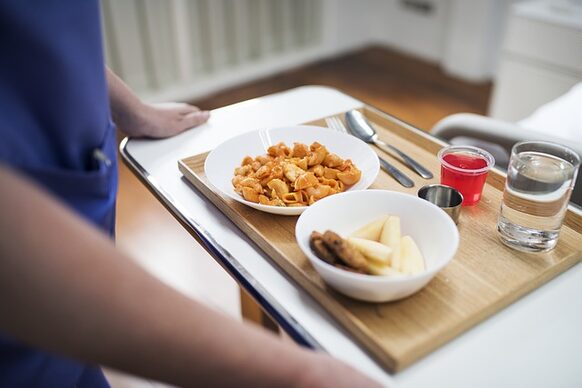 Tablett mit Essen in einer Pflegeeinrichtung