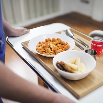 Tablett mit Essen in einer Pflegeeinrichtung