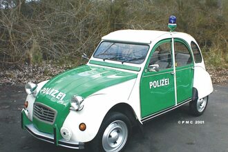 Blick in eine der Hallen des Polizeioldtimer Museum Marburg