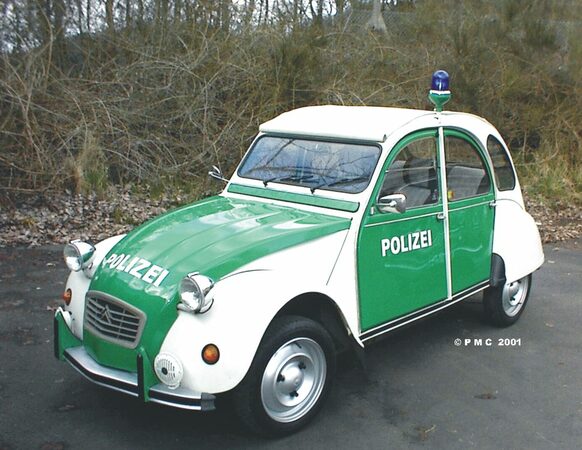 Blick in eine der Hallen des Polizeioldtimer Museum Marburg