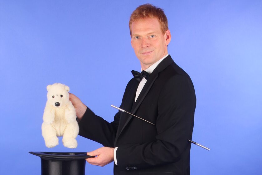 Zauberer Bernd Waldeck mit Plüsch-Eisbär der aus Zylinder Erscheint