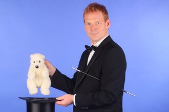 Zauberer Bernd Waldeck mit Plüsch-Eisbär der aus Zylinder Erscheint