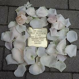 Foto von der Stolpersteinverlegung am 16.11.2006, Stolperstein geschmückt mit Rosenblütenblättern