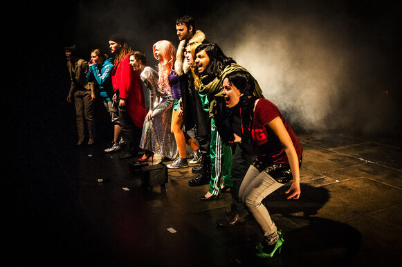 Szenenfoto Theater GegenStand, rufende Menschen auf der Bühne