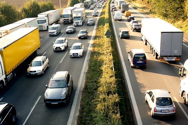 Lkw und Pkw auf der Autobahn