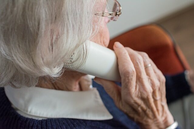 Profilansicht einer telefonierenden Seniorin